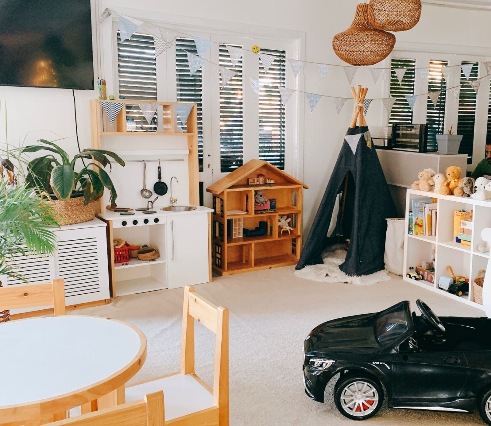 The kids room at Boho Café with a playhouse, teepee and toy kitchen