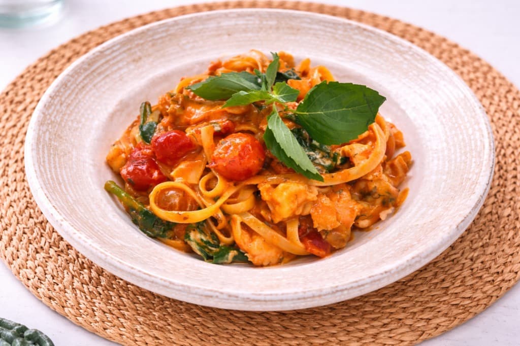 Linguine with prawns and smoked salmon
